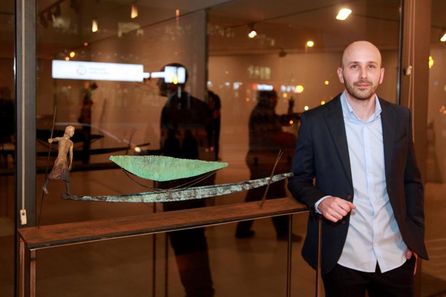 Inauguración Exposición de Escultura "orígenes" de Javier de la Rosa - Imagen del autor de la exposición Javier de la Rosa posando delante de una de sus obras.