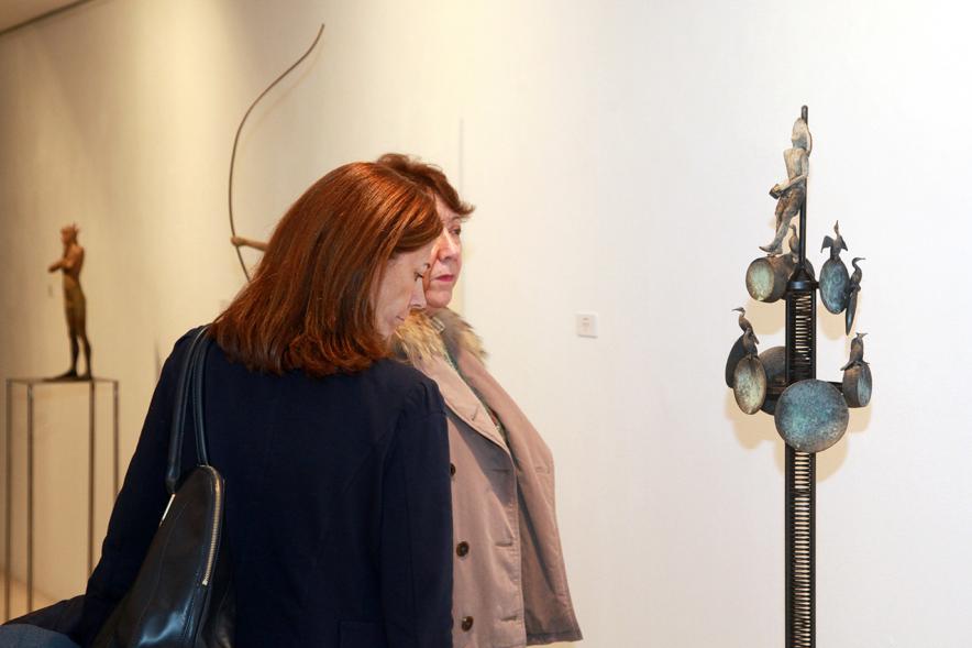 Inauguración Exposición de Escultura "orígenes" de Javier de la Rosa - Imagen personas mirando una de las esculturas de la exposición.