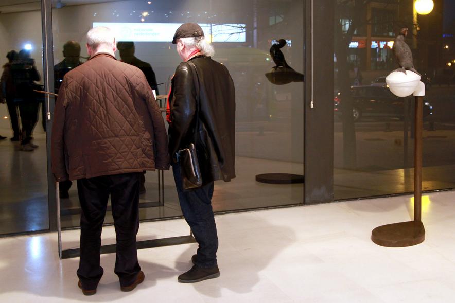 Inauguración Exposición de Escultura "orígenes" de Javier de la Rosa - Imagen personas mirando una de las esculturas de la exposición.