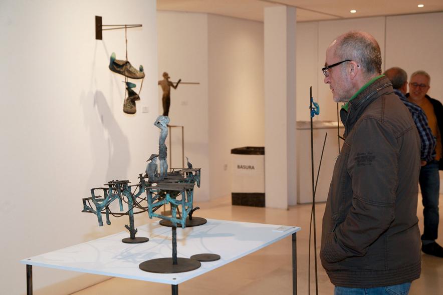 Inauguración Exposición de Escultura "orígenes" de Javier de la Rosa - Imagen personas mirando una de las esculturas de la exposición.