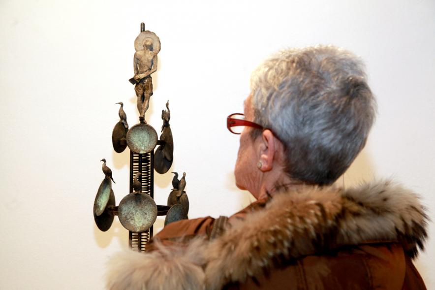 Inauguración Exposición de Escultura "orígenes" de Javier de la Rosa - Imagen persona mirando una de las esculturas de la exposición.