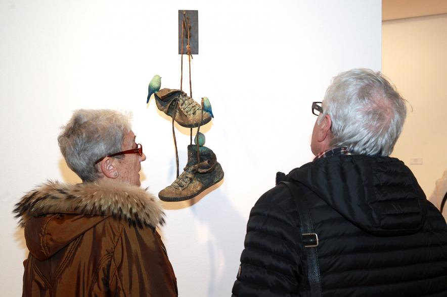 Inauguración Exposición de Escultura "orígenes" de Javier de la Rosa - Imagen personas mirando una de las esculturas de la exposición.