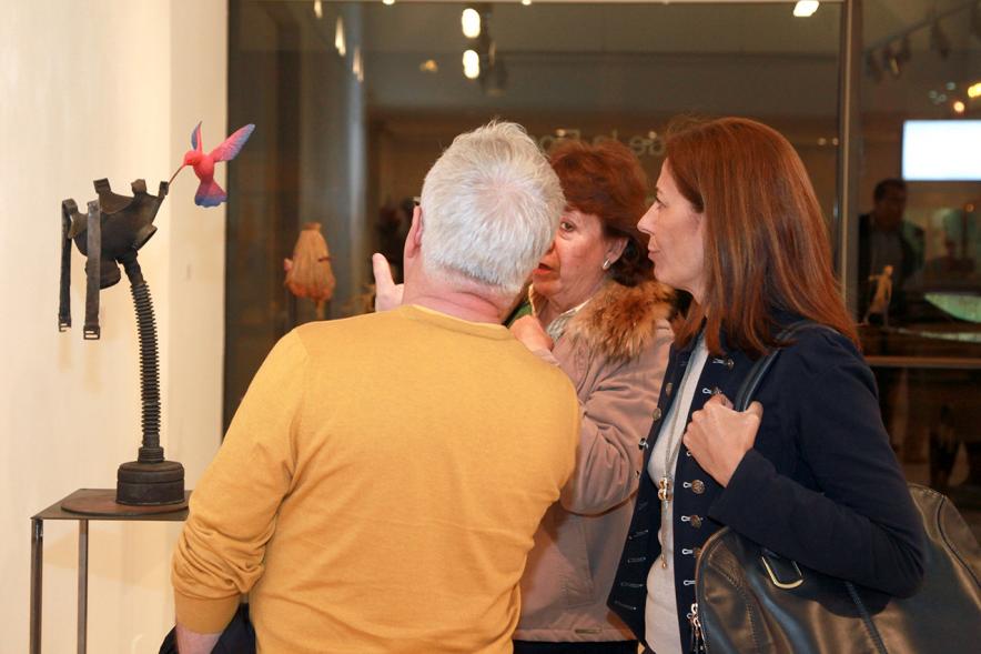 Inauguración Exposición de Escultura "orígenes" de Javier de la Rosa - Imagen personas mirando una de las esculturas de la exposición.