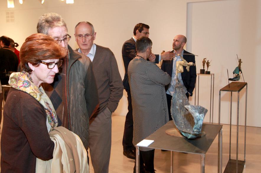 Inauguración Exposición de Escultura "orígenes" de Javier de la Rosa - Imagen personas mirando una de las esculturas de la exposición.