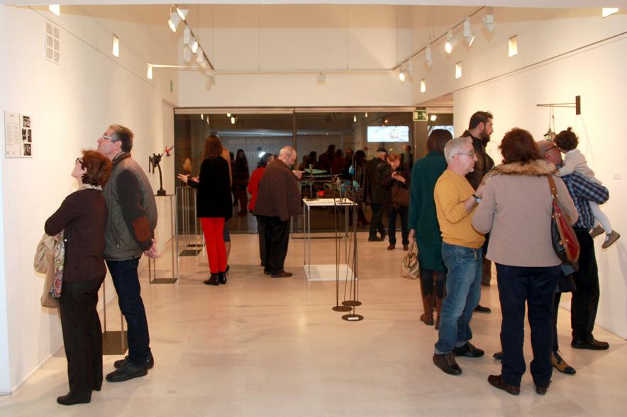 Inauguración Exposición de Escultura "orígenes" de Javier de la Rosa - Imagen personas mirando una de las esculturas de la exposición.