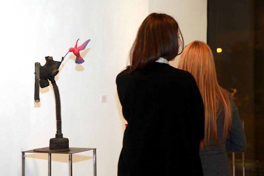Inauguración Exposición de Escultura "orígenes" de Javier de la Rosa - Imagen persona mirando una de las esculturas de la exposición.