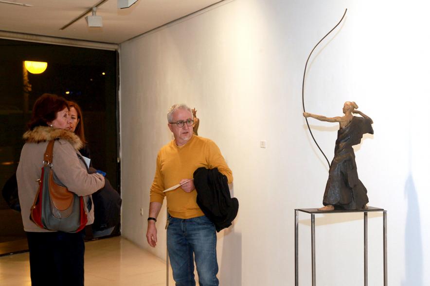 Inauguración Exposición de Escultura "orígenes" de Javier de la Rosa - Imagen personas mirando una de las esculturas de la exposición.