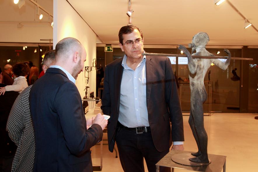 Inauguración Exposición de Escultura "orígenes" de Javier de la Rosa - Imagen del autor de la exposición Javier de la Rosa acompañada por otra persona.