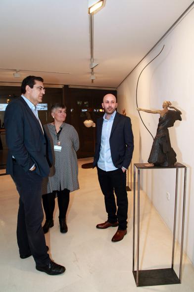 Inauguración Exposición de Escultura "orígenes" de Javier de la Rosa - Imagen del autor de la exposición Javier de la Rosa explicando su obra a una personas.