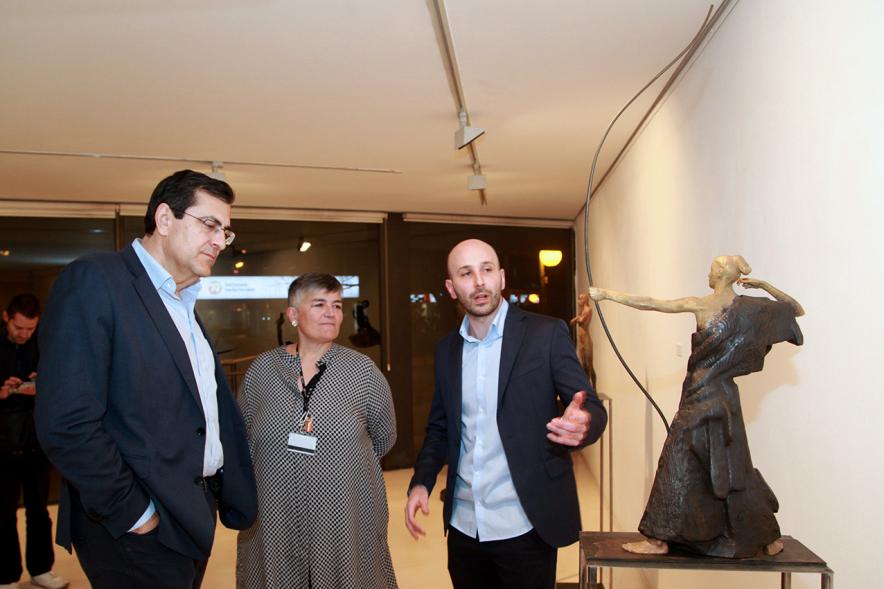 Inauguración Exposición de Escultura "orígenes" de Javier de la Rosa - Imagen del autor de la exposición Javier de la Rosa explicando su obra a una personas.