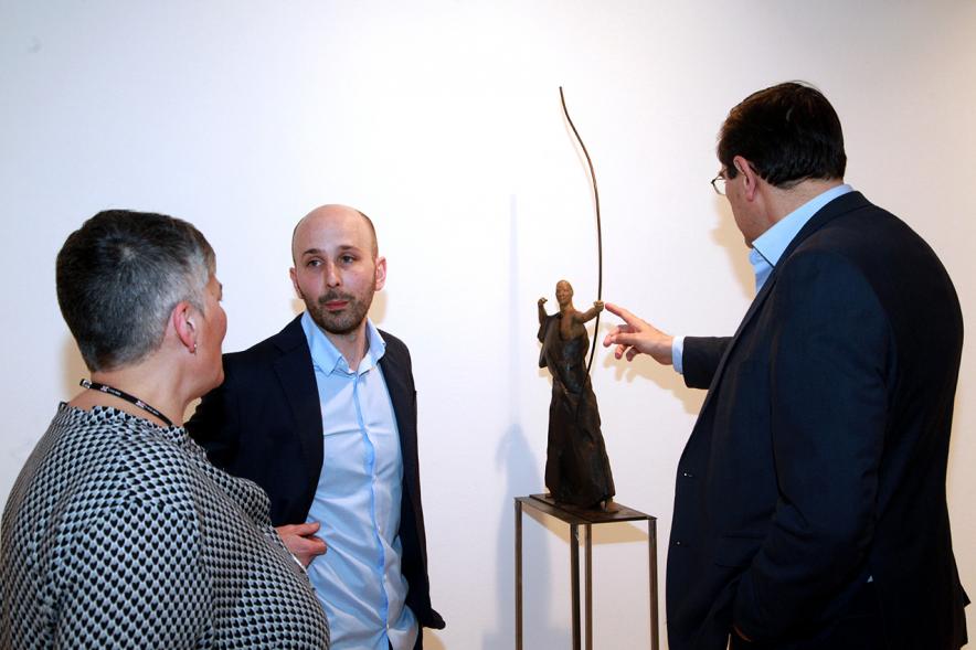 Inauguración Exposición de Escultura "orígenes" de Javier de la Rosa - Imagen del autor de la exposición Javier de la Rosa explicando su obra a una personas.