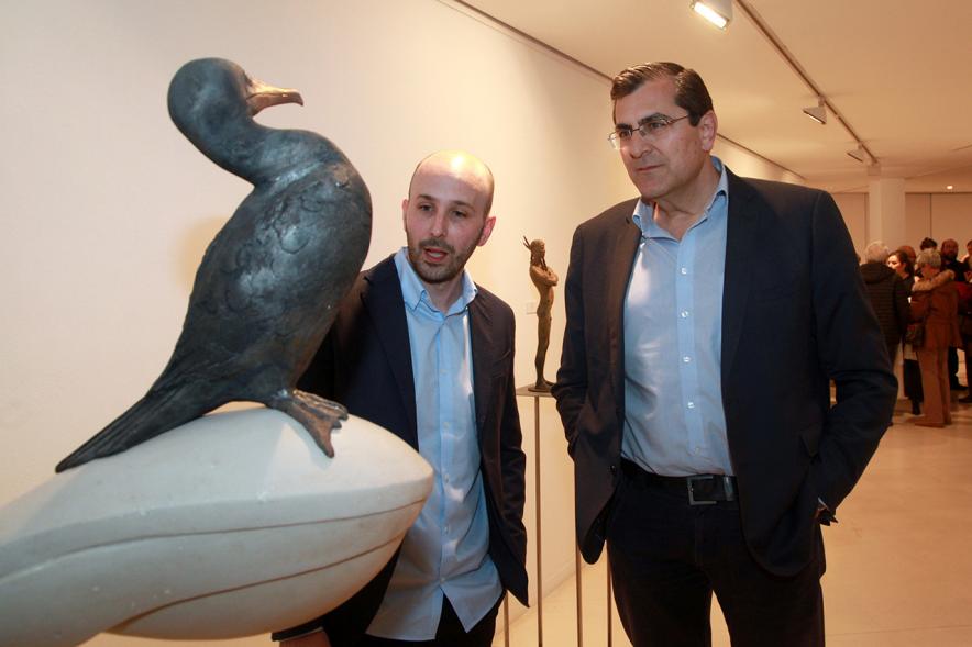 Inauguración Exposición de Escultura "orígenes" de Javier de la Rosa - Imagen del autor de la exposición Javier de la Rosa explicando su obra a una personas.