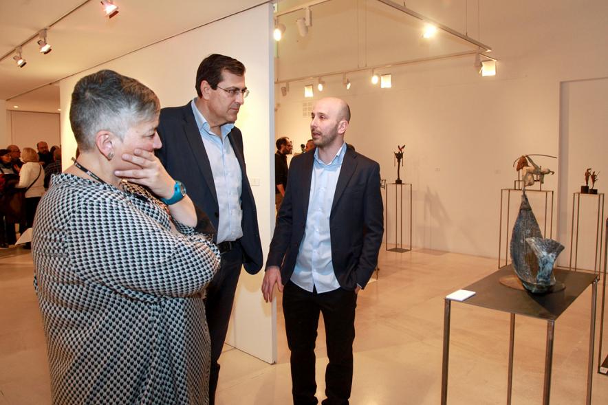Inauguración Exposición de Escultura "orígenes" de Javier de la Rosa - Imagen del autor de la exposición Javier de la Rosa explicando su obra a una personas.