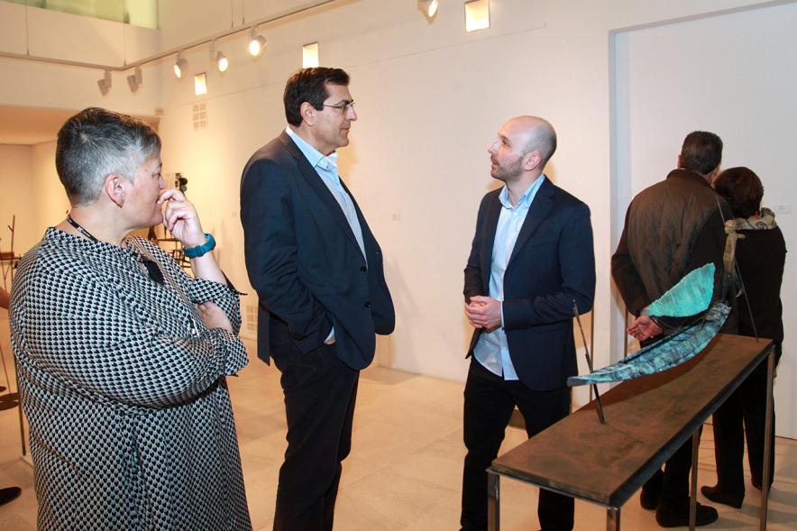 Inauguración Exposición de Escultura "orígenes" de Javier de la Rosa - Imagen del autor de la exposición Javier de la Rosa explicando su obra a una personas.