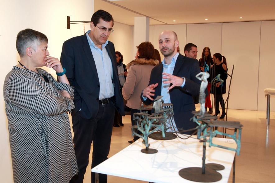 Inauguración Exposición de Escultura "orígenes" de Javier de la Rosa - Imagen del autor de la exposición Javier de la Rosa explicando su obra a una personas.