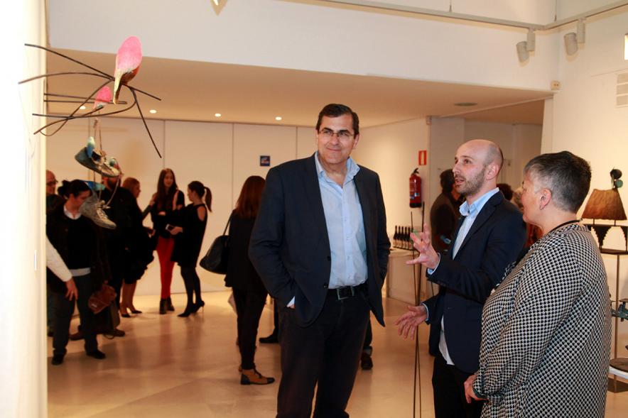 Inauguración Exposición de Escultura "orígenes" de Javier de la Rosa - Imagen del autor de la exposición Javier de la Rosa explicando su obra a una personas.