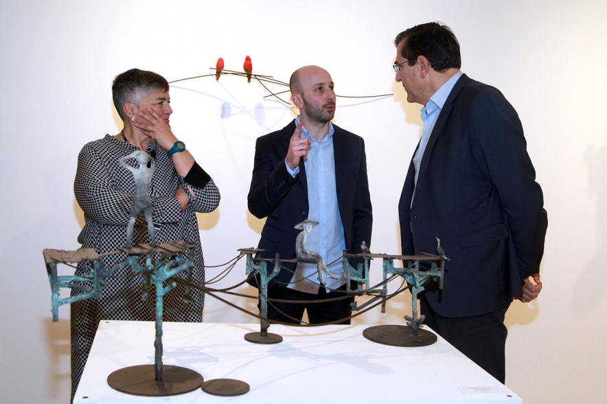 Inauguración Exposición de Escultura "orígenes" de Javier de la Rosa - Imagen del autor de la exposición Javier de la Rosa explicando su obra a una personas.