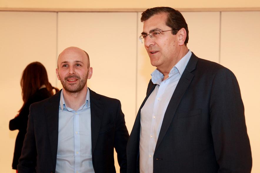 Inauguración Exposición de Escultura "orígenes" de Javier de la Rosa - Imagen del autor de la exposición Javier de la Rosa explicando su obra a una persona.