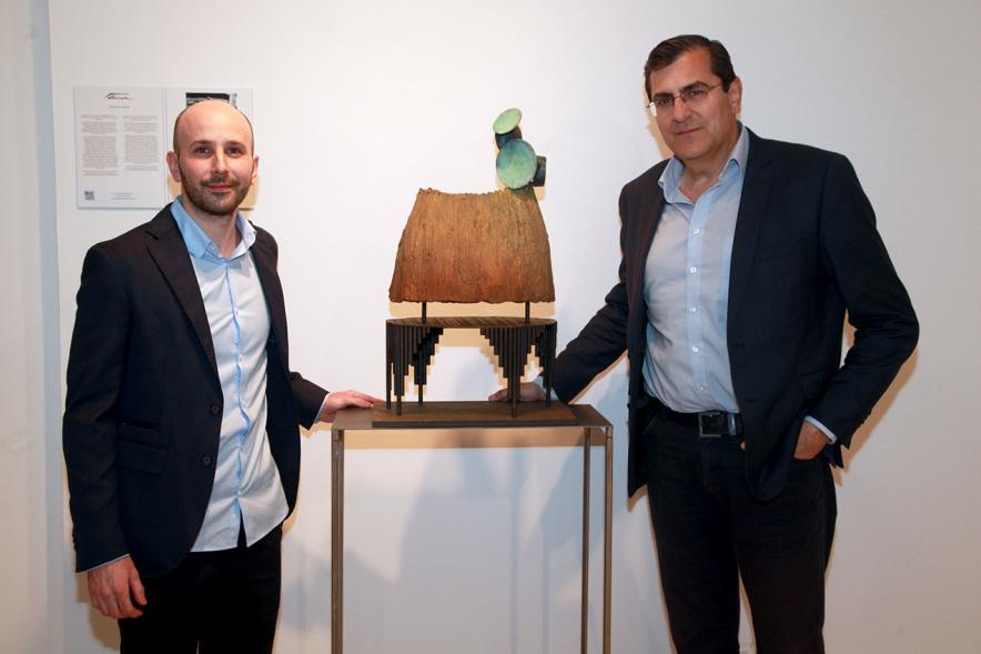 Inauguración Exposición de Escultura "orígenes" de Javier de la Rosa - Imagen del autor de la exposición Javier de la Rosa posando delante de una de sus obras junto a una persona.