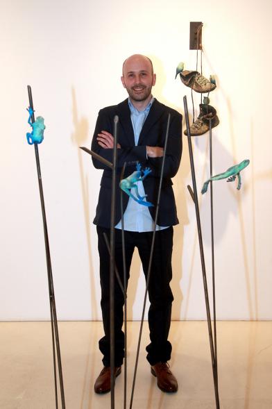 Inauguración Exposición de Escultura "orígenes" de Javier de la Rosa - Imagen del autor de la exposición Javier de la Rosa posando delante de una de sus obras.