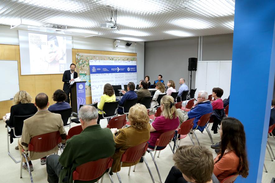 Jornada "Un Cero al Acoso Tecnológico" en el MUNCYT - Oradores impartiendo una charla y público asistente.