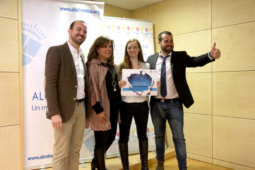 Jornada Día Mundial de Concienciación del Autismo - Imagen de personas en la presentación del día mundial del Autismo.