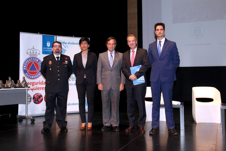 Jornada IIIer Encuentro de Prevención de Riesgos y Emergencias - Imagen de los conferenciantes y el alcalde García de Vinuesa en el escenario.