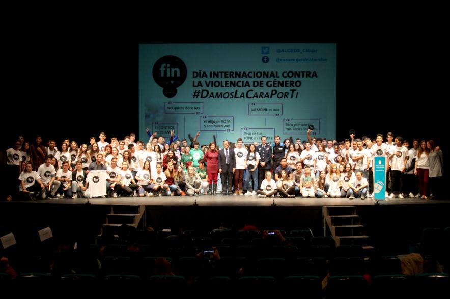 VIIª Jornada Alcobendas por un Futuro Sin Violencia - Posado de todos los asistentes y organizadores.