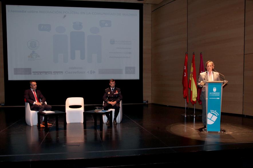 Iª Jornada sobre Mediación Policial en la Comunidad de Madrid -  Plano lateral del alcalde García de Vinuesa en el atril.
