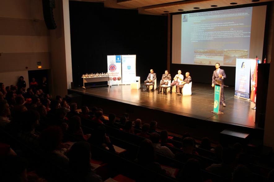 Jornada IIIer Encuentro de Prevención de Riesgos y Emergencias - Imagen lejana de los conferenciantes en el escenario.