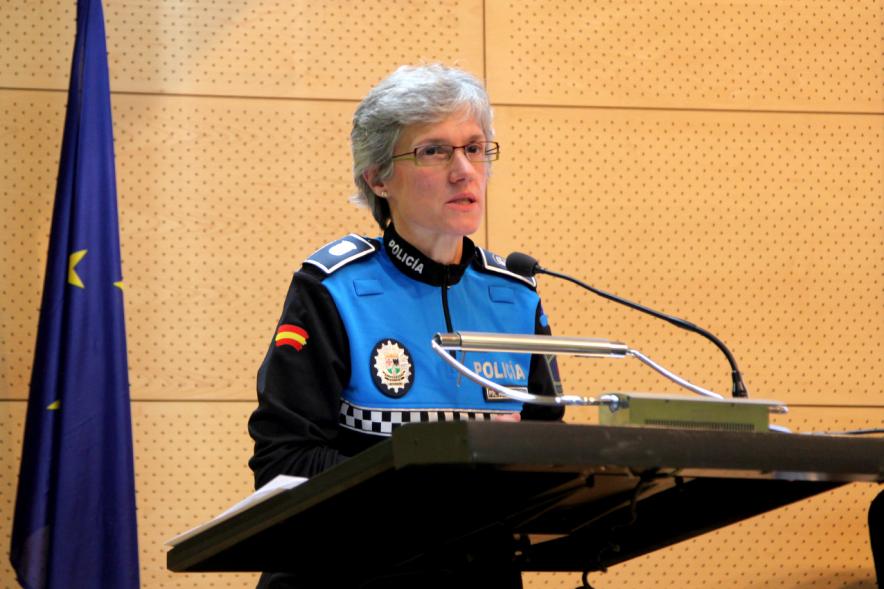 Clausura Jornada "Las Infracciones de Odio" - Imagen de un miembro de un cuerpo de seguridad dirigiéndose al público asistente.