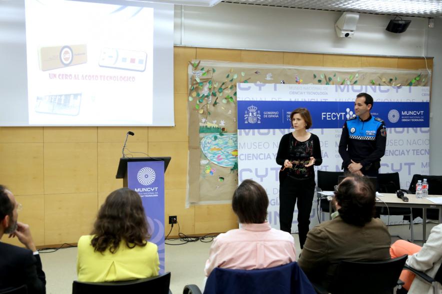 Jornada "Un Cero al Acoso Tecnológico" en el MUNCYT - Oradores impartiendo una charla y público asistente.