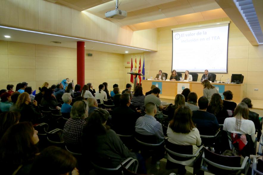 Jornada Día Mundial de Concienciación del Autismo - Imagen de personas asistentes a la presentación del día mundial del Autismo.