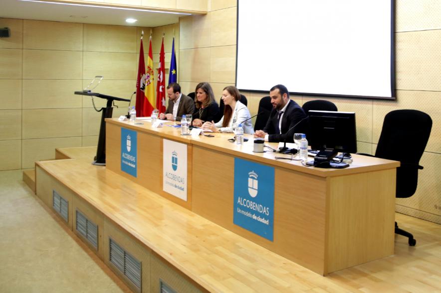 Jornada Día Mundial de Concienciación del Autismo - Imagen de las personas en la mesa de la presentación del día mundial del Autismo.