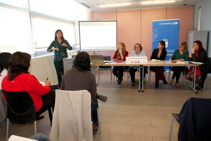 Jornada Planes y Medidas de Igualdad en las Empresas - Imagen de una conferenciante dirigiendose al público asistente.