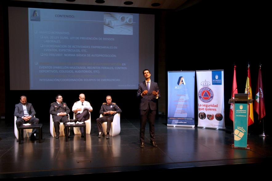 Jornada IIIer Encuentro de Prevención de Riesgos y Emergencias - Imagen de los conferenciantes en el escenario.