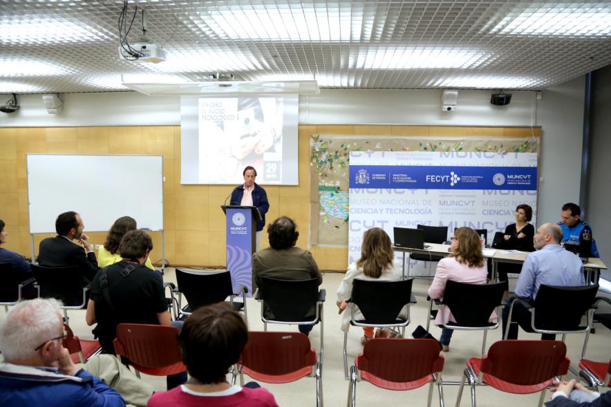 Jornada "Un Cero al Acoso Tecnológico" en el MUNCYT - El alcalde García de Vinuesa dando saludando al público asistente desde el escenario.