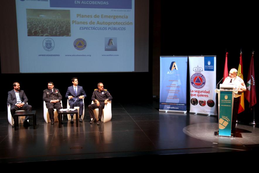 Jornada IIIer Encuentro de Prevención de Riesgos y Emergencias - Imagen lejana de los conferenciantes en el escenario.