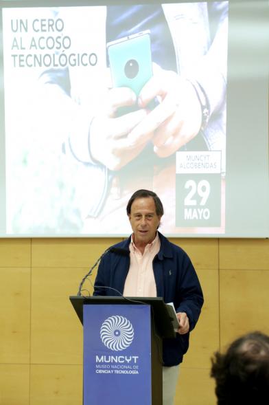 Jornada "Un Cero al Acoso Tecnológico" en el MUNCYT - El alcalde García de Vinuesa dando saludando al público asistente desde el escenario.