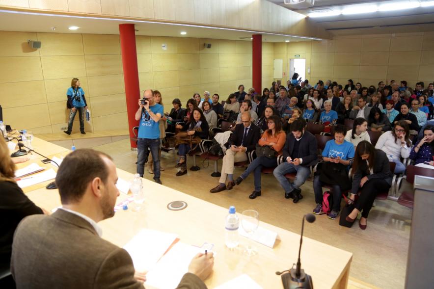 Jornada Día Mundial de Concienciación del Autismo - Imagen de personas asistentes a la presentación del día mundial del Autismo.