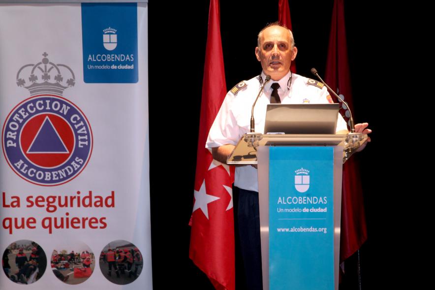 Jornada IIIer Encuentro de Prevención de Riesgos y Emergencias - Imagen de un miembro de seguridad dirigiéndose al público.