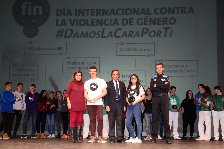 VIIª Jornada Alcobendas por un Futuro Sin Violencia -  El alcalde con los jóvenes y la policía. 