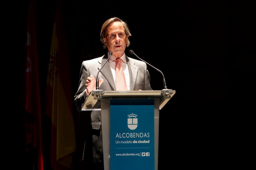 Iª Jornada sobre Mediación Policial en la Comunidad de Madrid - Primer plano del discurso del  alcalde García de Vinuesa 