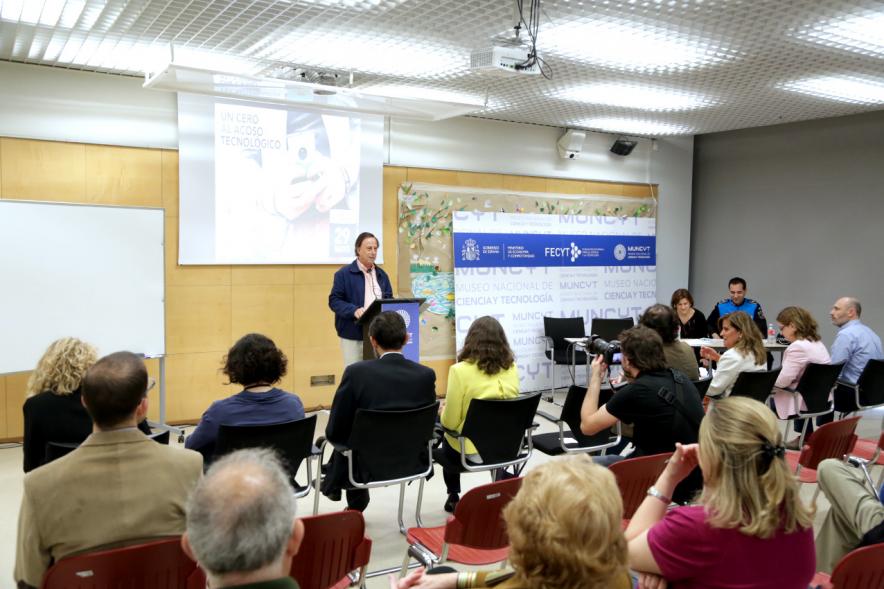 Jornada "Un Cero al Acoso Tecnológico" en el MUNCYT - El alcalde García de Vinuesa dando saludando al público asistente desde el escenario.