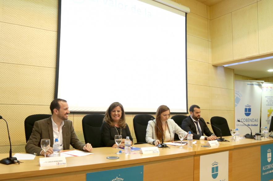 Jornada Día Mundial de Concienciación del Autismo - Imagen de las personas en la mesa de la presentación del día mundial del Autismo.