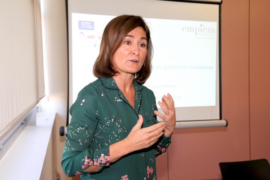 Jornada Planes y Medidas de Igualdad en las Empresas - Imagen de una conferenciante dirigiendose al público asistente.