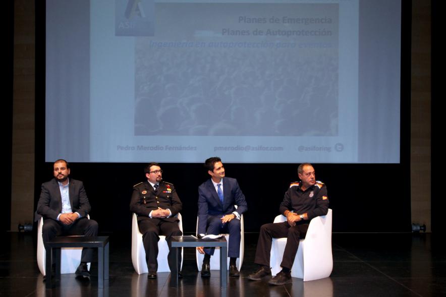 Jornada IIIer Encuentro de Prevención de Riesgos y Emergencias - Imagen de los conferenciantes en el escenario.