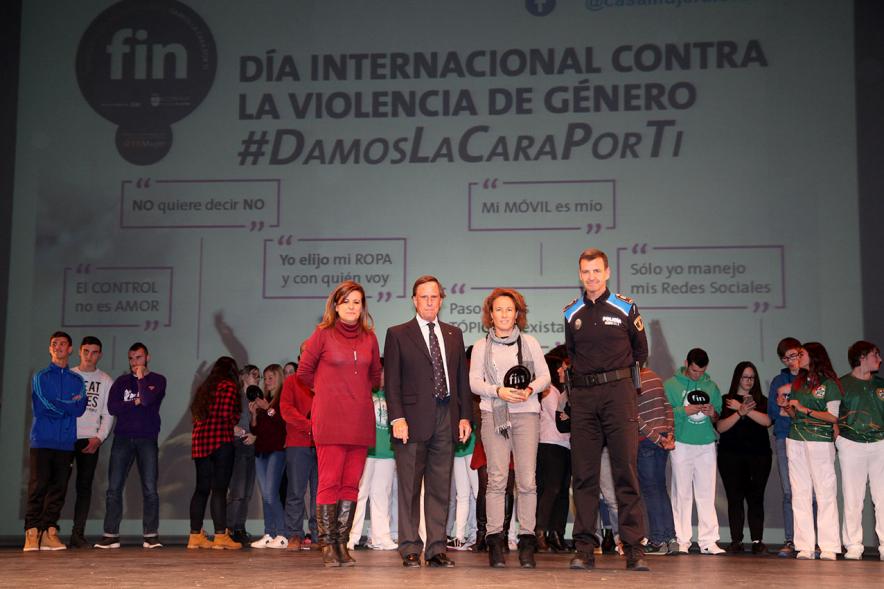 VIIª Jornada Alcobendas por un Futuro Sin Violencia - Escenario con las  autoridades y  las fuerzas de seguridad.