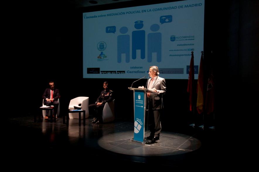 Iª Jornada sobre Mediación Policial en la Comunidad de Madrid - Plano lateral del alcalde García de Vinuesa en el atril.