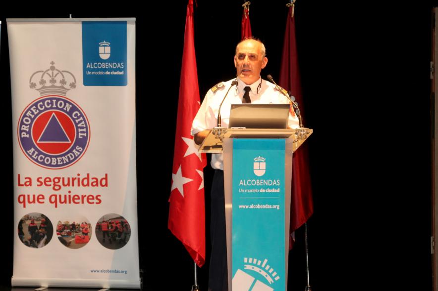 Jornada IIIer Encuentro de Prevención de Riesgos y Emergencias - Imagen de un miembro de seguridad dirigiéndose al público.
